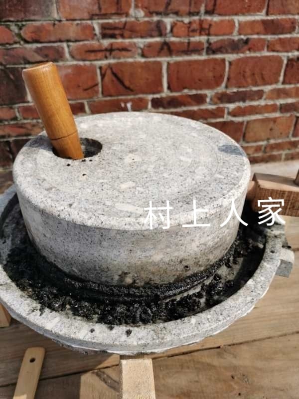 【九蒸九晒黑芝麻丸】拯救肾气不足的你,✨5、磨粉
把九蒸九晒后的黑芝麻用石磨磨碎,越碎越好。越细口感越好!因为磨的不碎或者颗粒大的时候就搓不成丸了。