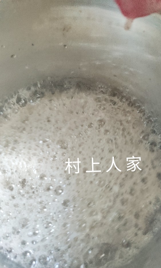 【九蒸九晒黑芝麻丸】拯救肾气不足的你,✨6、炼蜜
炼蜜时，先用武火将<a style='color:red;display:inline-block;' href='/shicai/ 865'>蜂蜜</a>熬沸，然后改为文火慢熬，同时在旁边放一碗凉水，并注意观察<a style='color:red;display:inline-block;' href='/shicai/ 865'>蜂蜜</a>的颜色。当发现<a style='color:red;display:inline-block;' href='/shicai/ 865'>蜂蜜</a>泛黄沫时，用一根竹筷在<a style='color:red;display:inline-block;' href='/shicai/ 865'>蜂蜜</a>中沾上一滴，然后把竹筷挪到凉水碗上方，让<a style='color:red;display:inline-block;' href='/shicai/ 865'>蜂蜜</a>滴入水中。如果<a style='color:red;display:inline-block;' href='/shicai/ 865'>蜂蜜</a>在水中不散开而沉即“滴水成珠”，就算炼好了，炼蜜的目的是除去杂质，破坏酵素，杀死微生物，蒸发水分，增强粘性，后面好成丸。
