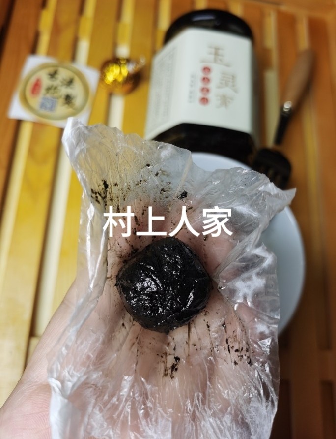 【九蒸九晒黑芝麻丸】拯救肾气不足的你,✨7、制丸
先是搅拌均匀芝麻粉和蜂蜜，然后用石臼捶打，最少捶打300次，把芝麻粉和蜂蜜进行充分揉合，然后称重，每个丸子大约10g左右，做成一个个丸子，适当搓圆，用蜡纸包裹，再用锡纸包一遍
