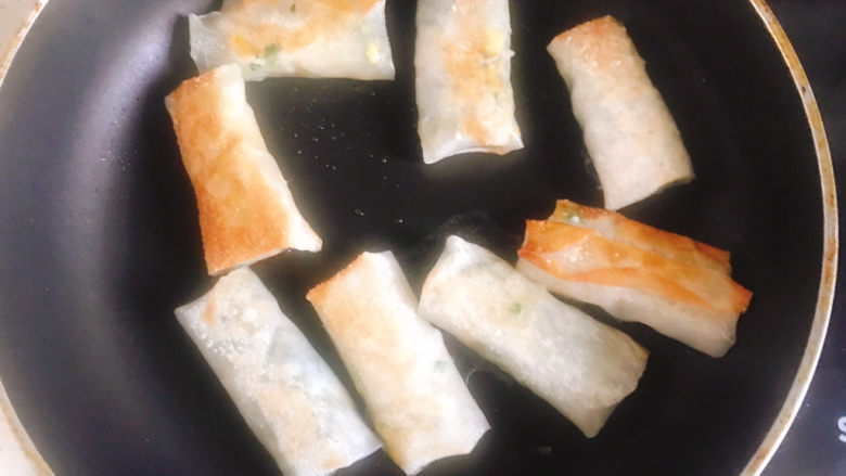 韭菜鸡蛋春卷,平底锅加少许油,放入春卷,小火煎至表面金黄色即可