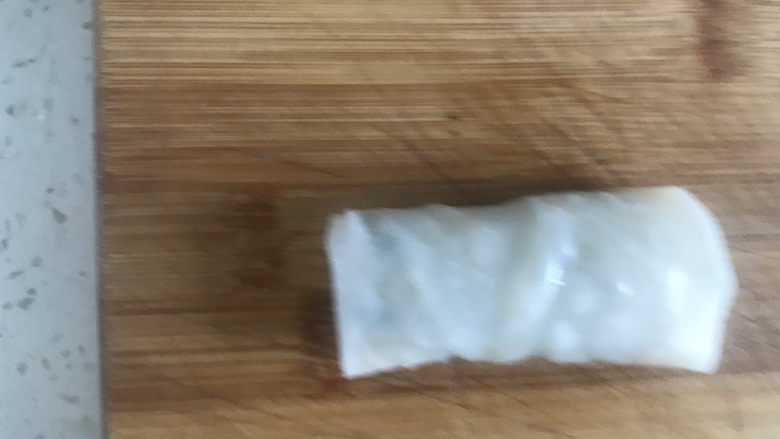 韭菜鸡蛋春卷,再次卷起来,卷到底,一个春卷就好了