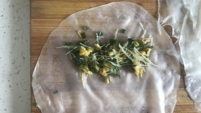 韭菜鸡蛋春卷,取一张皮,放入适量的馅料