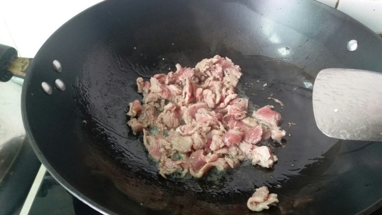 牛肉炒西兰花,小炒牛肉至变色