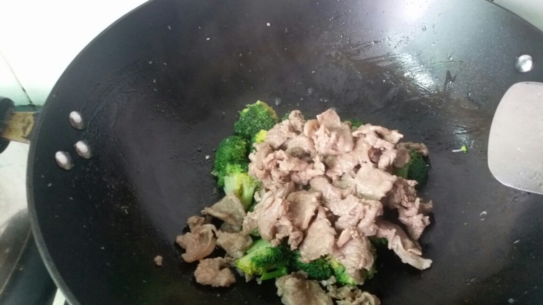 牛肉炒西兰花,放入牛肉