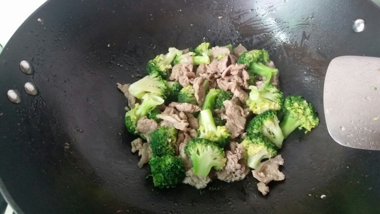 牛肉炒西兰花,翻炒片刻