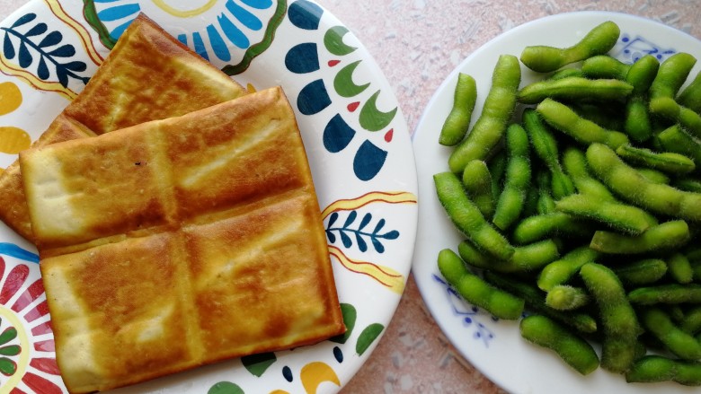 毛豆炒香干,主料,豆干和毛豆。