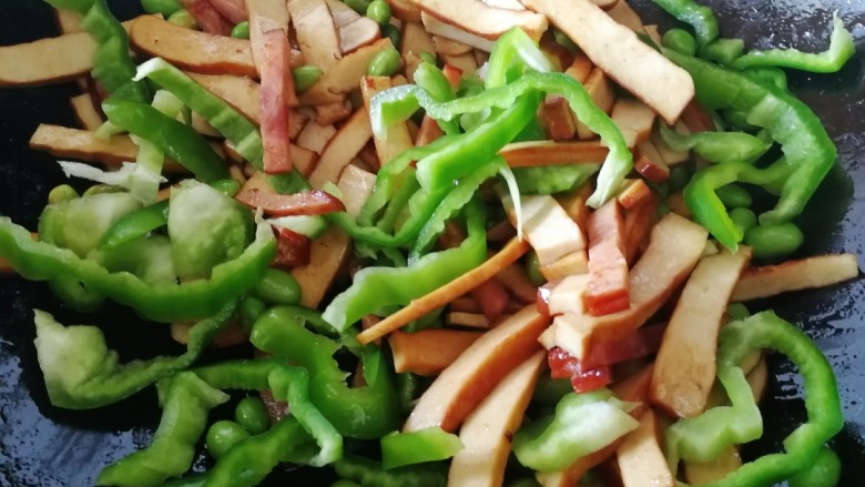 毛豆炒香干,放入麻椒丝,文火翻炒均匀。