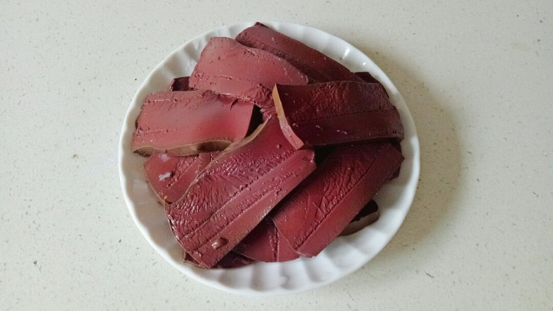 麻辣鸭血,将<a style='color:red;display:inline-block;' href='/shicai/ 316'>鸭血</a>冲洗一下,切成片状