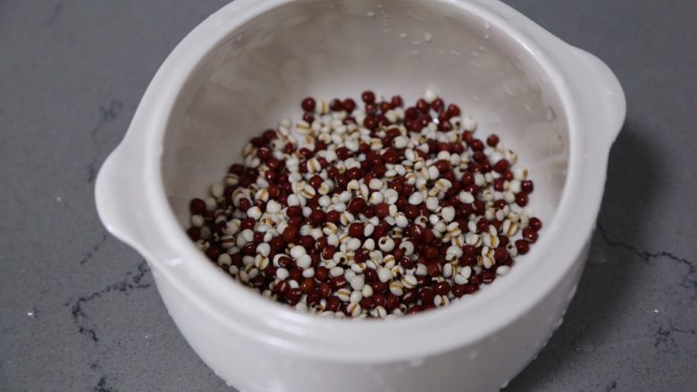 红豆薏米糊,倒掉浸泡的水不要,放入炖盅中