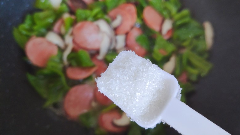 青椒炒香肠,加一小勺细砂糖,翻炒均匀即可