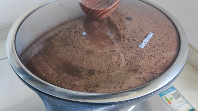 青椒炒香肠,盖上锅盖,转小火焖煮1分钟