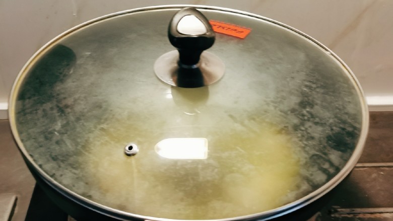 毛豆炒香干,加盖子,转中小火焖煮,确保毛豆入味成熟。