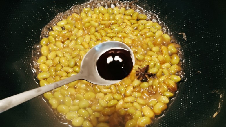 毛豆炒香干,毛豆煮熟后,放入<a style='color:red;display:inline-block;' href='/shicai/ 721'>蚝油</a>调整味道。