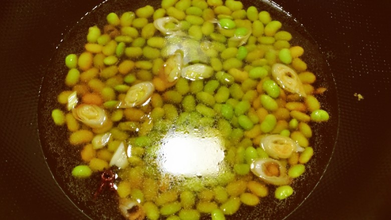 毛豆炒香干,倒入<a style='color:red;display:inline-block;' href='/shicai/ 692'>酱油</a>和适量清水,大火烧开。