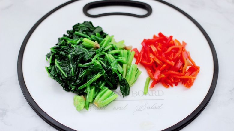 芥末菠菜海兔,焯好的的菠菜切段,红椒去籽后切细丝。