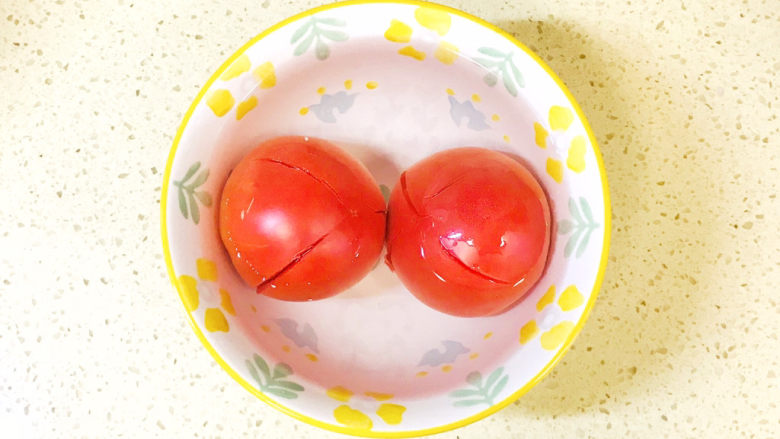 金针菇豆腐汤,浇上开水烫一下,可以轻松地去掉西红柿皮