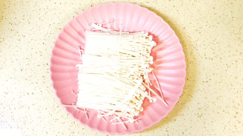 金针菇豆腐汤,<a style='color:red;display:inline-block;' href='/shicai/ 234'>金针菇</a>洗净,去掉根部