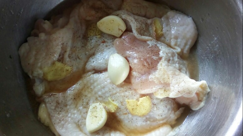 五香炸鸡块,鸡块放入调味盆中,加盐、料酒、姜葱蒜、胡椒粉腌制。