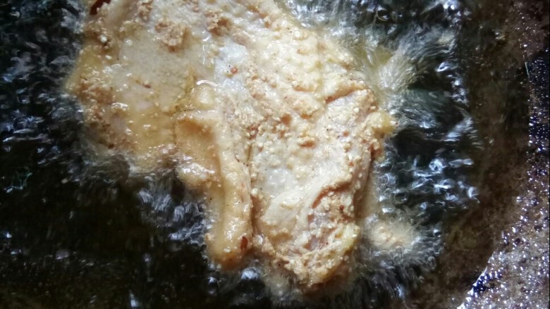 五香炸鸡块,鸡块放入油锅中,中小火炸。l