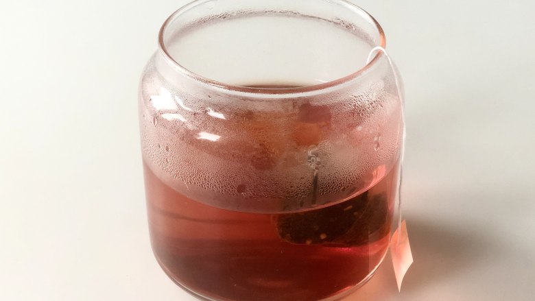 网红水果串串茶,自己在家做,好看又好吃,倒入90度的热水,约250毫升,然后静置。