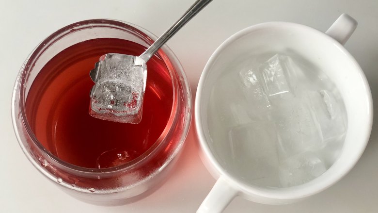 网红水果串串茶,自己在家做,好看又好吃,放入<a style='color:red;display:inline-block;' href='/shicai/ 12035'>冰块</a>,天气热的话我喜欢冰冰爽爽的感觉,冬天的话就可以直接用热茶,根据自己的喜好选择哦!