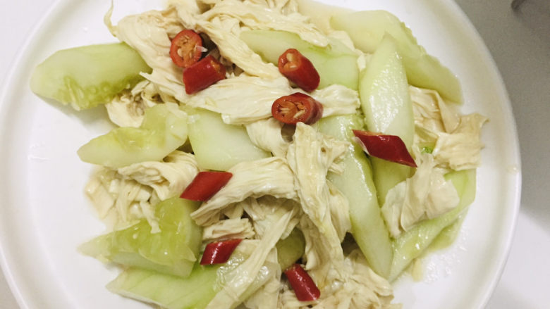 黄瓜拌腐竹,装盘。黄瓜拌腐竹~