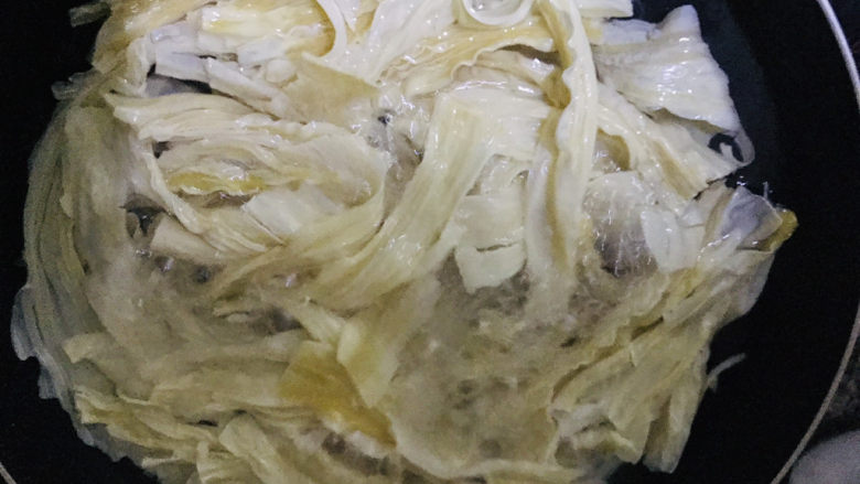 黄瓜拌腐竹,接下来把腐竹烫1分钟左右