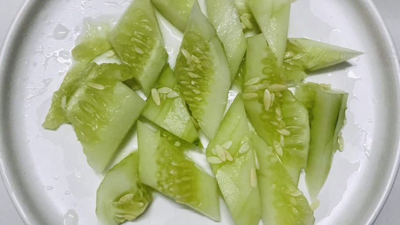 黄瓜拌腐竹,黄瓜去皮，切小块