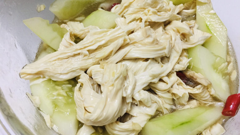 黄瓜拌腐竹,搅拌一下