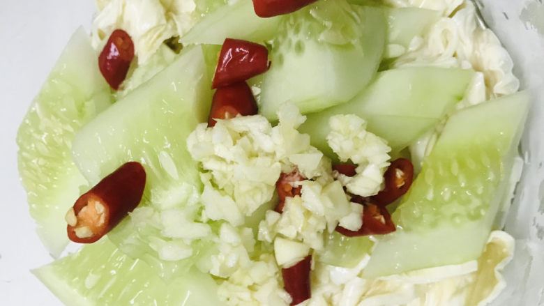 黄瓜拌腐竹,撒上蒜末和小米椒