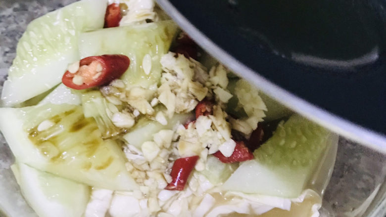 黄瓜拌腐竹,倒入冲出香味