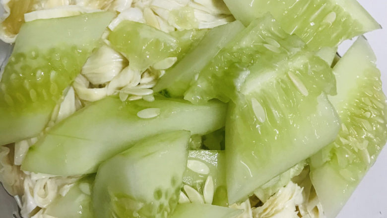 黄瓜拌腐竹,加入黄瓜