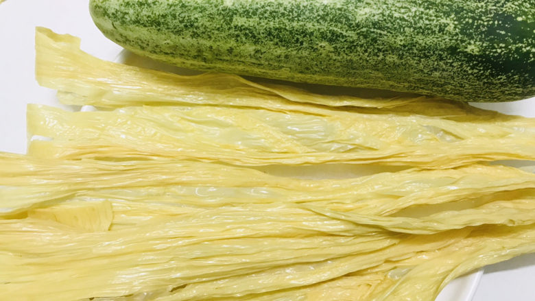 黄瓜拌腐竹,准备<a style='color:red;display:inline-block;' href='/shicai/ 54'>黄瓜</a>，<a style='color:red;display:inline-block;' href='/shicai/ 468'>腐竹</a>