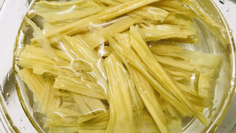 黄瓜拌腐竹,腐竹切成小段，浸泡半小时