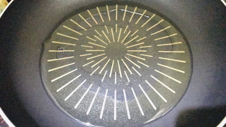 黄瓜拌腐竹,锅中热一点油