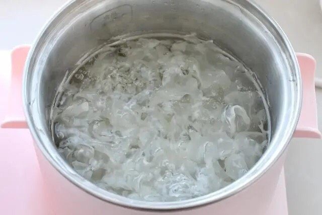 紫薯银耳粥,大火煮沸后改小火熬煮至银耳出胶,呈黏稠状态。