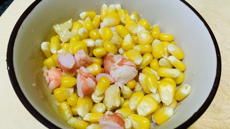 鲜虾玉米饼,取适量,加入虾仁中