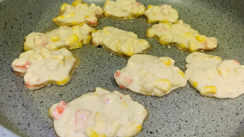 鲜虾玉米饼,转中小火,一面煎金黄