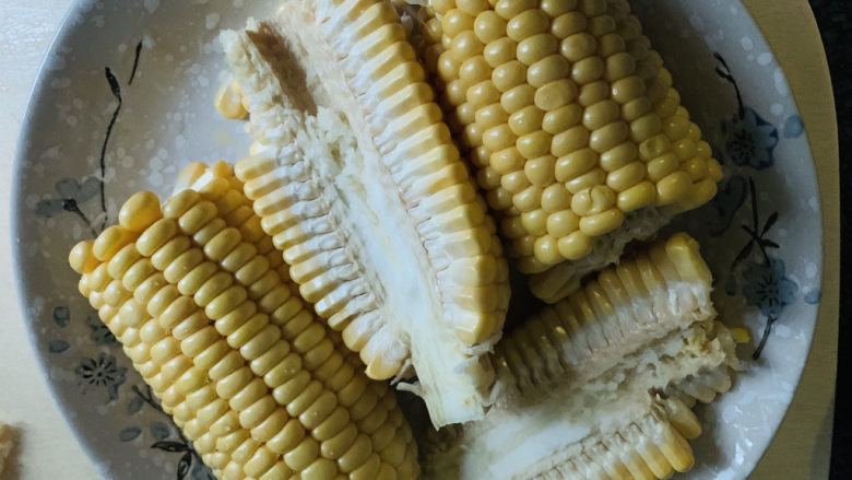 鲜虾玉米饼,新鲜玉米,先掰两段,用剪刀从中间搅一下,剥两半