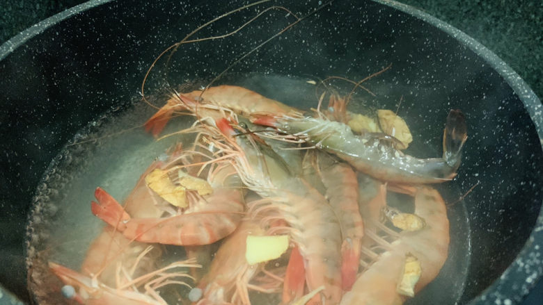 胡萝卜炒虾仁,加入鲜虾,焯水