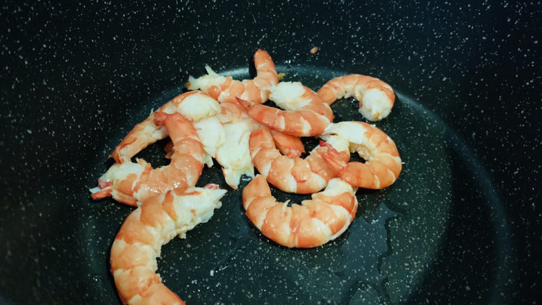 胡萝卜炒虾仁,锅加食用油,热锅,加入虾仁