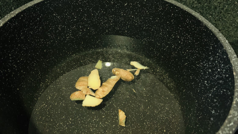 胡萝卜炒虾仁,锅加清水,加姜片