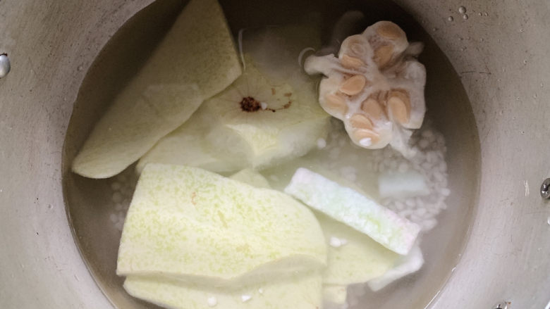 冬瓜薏米汤,加水没过食材,大火煮至沸腾后,转小火慢煲。