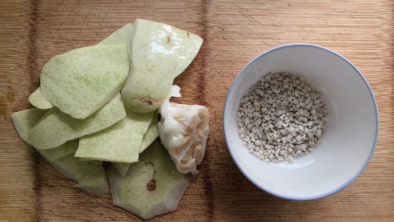 冬瓜薏米汤,主要食材,如图示意。冬瓜去皮去囊不浪费,冬瓜肉可以切片加入肉汤里煲,皮与囊其实会被留下熬水喝,有清热利尿的左右~