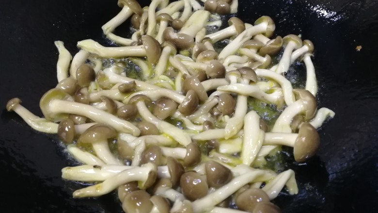 蟹味菇炒秋黄瓜,急火翻炒均匀,把蟹味菇的香味炒出来。