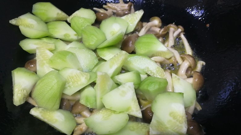 蟹味菇炒秋黄瓜,放入秋黄瓜块,急火翻炒均匀。