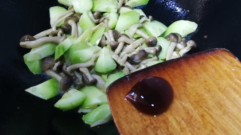 蟹味菇炒秋黄瓜,放入一勺<a style='color:red;display:inline-block;' href='/shicai/ 721'>蚝油</a>提鲜,急火翻炒均匀。