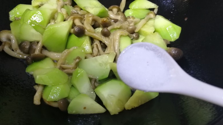 蟹味菇炒秋黄瓜,一小勺盐增味。