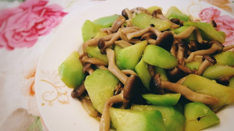 蟹味菇炒秋黄瓜,盛盘。蟹味菇鲜香,秋黄瓜甜脆爽口。