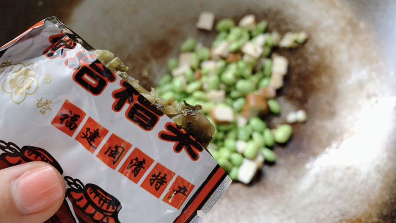 毛豆炒香干,加半包的糟菜。(糟菜自带咸味,所以后面就都没有再调味了,味道也很好)